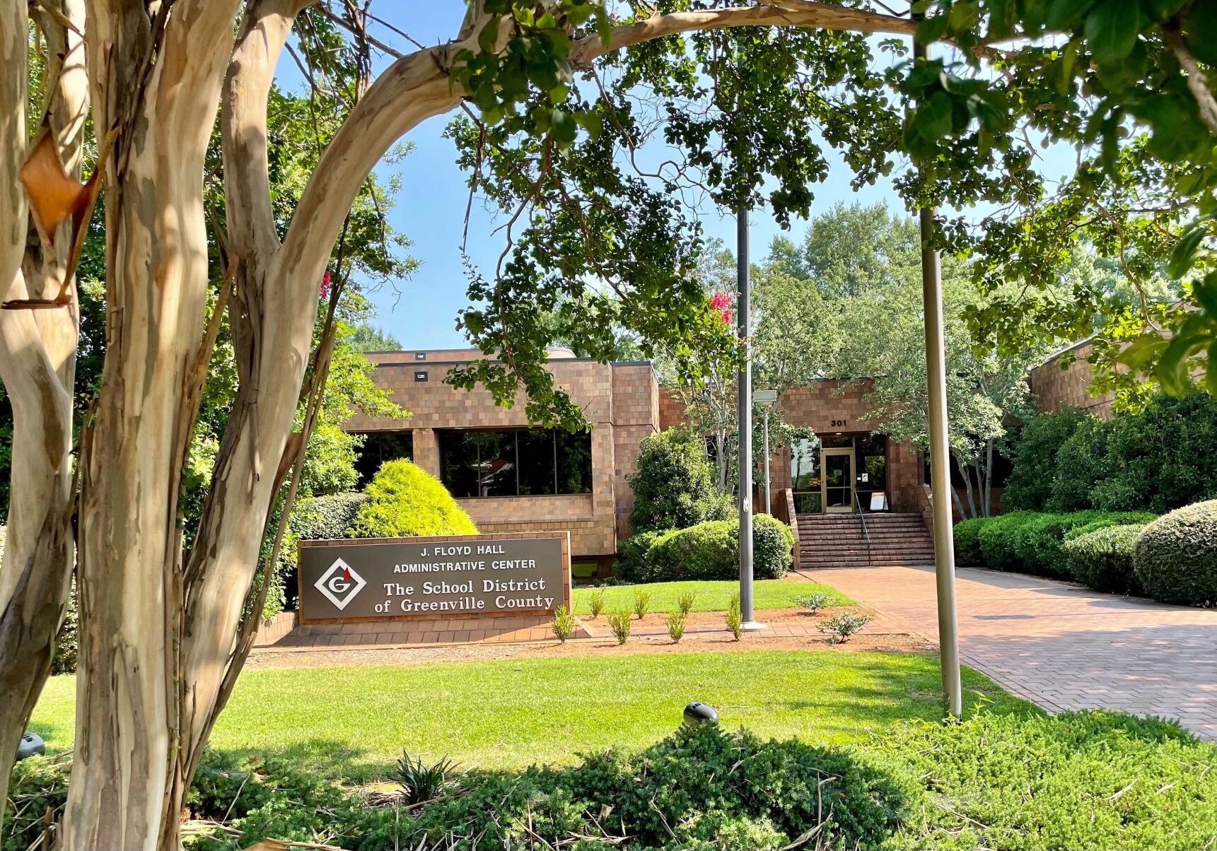 Greenville school board asks DHEC to match quarantine rules for employees, students